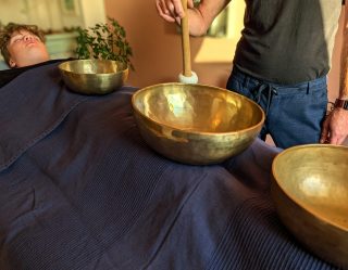 Klangmassage mit mehreren Klangschalen